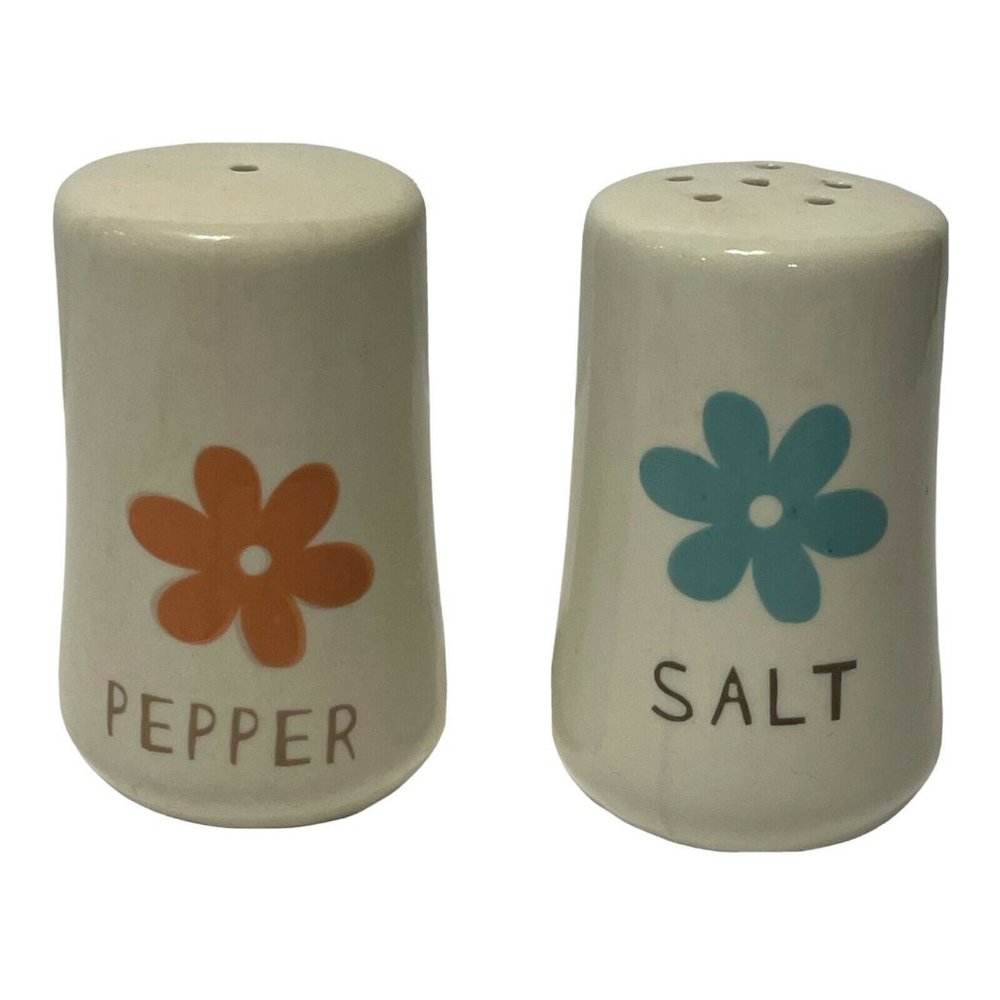 Salt and pepper shakers flower design ceramic Daisy